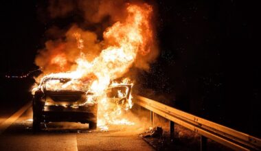 Latvijā gada laikā aizdegas ap 700 auto – visi ar iekšdedzes motoru