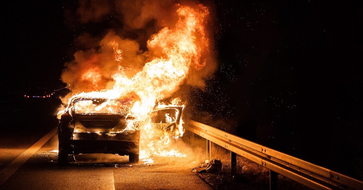 Latvijā gada laikā aizdegas ap 700 auto – visi ar iekšdedzes motoru