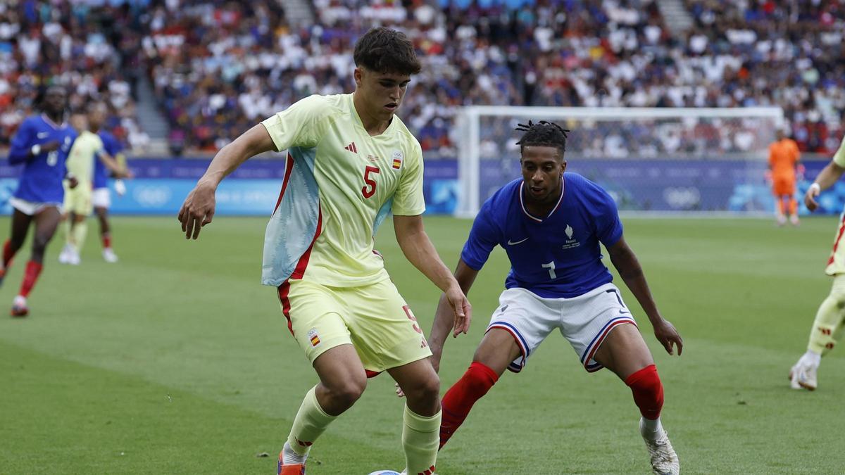 Pau Cubarsí protege el balón en la final olímpica entre Francia y España