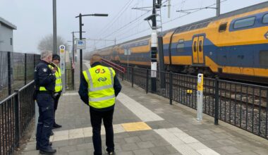 Bewaking op NS station Maarheeze (foto: Omroep Brabant).