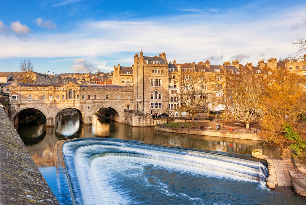 pulteney bridge and river avon in bath england uk