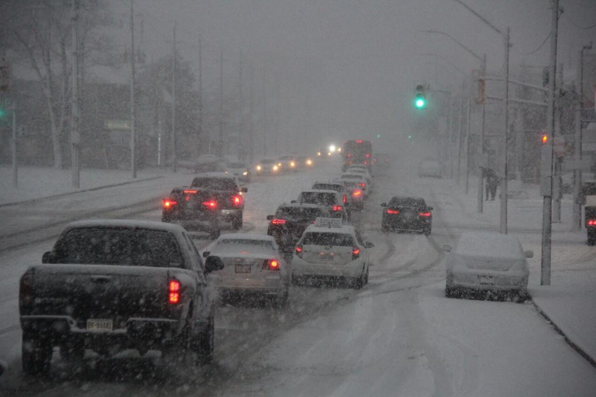 Environment Canada issues weather advisory as snow blankets Windsor-Essex