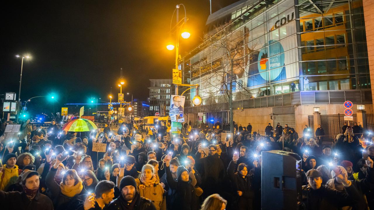 Tausende Menschen demonstrieren gegen Kurs der Union
