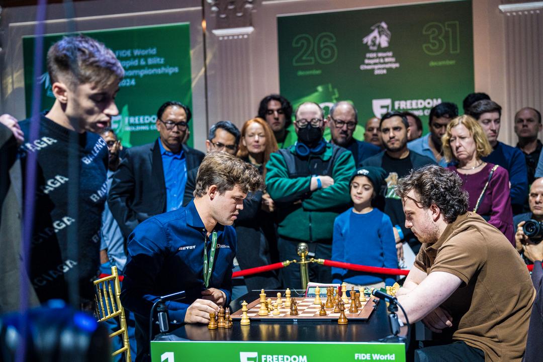 Magnus Carlsen slo Hans Niemann i dramatisk i kvartfinale i lynsjakk-VM