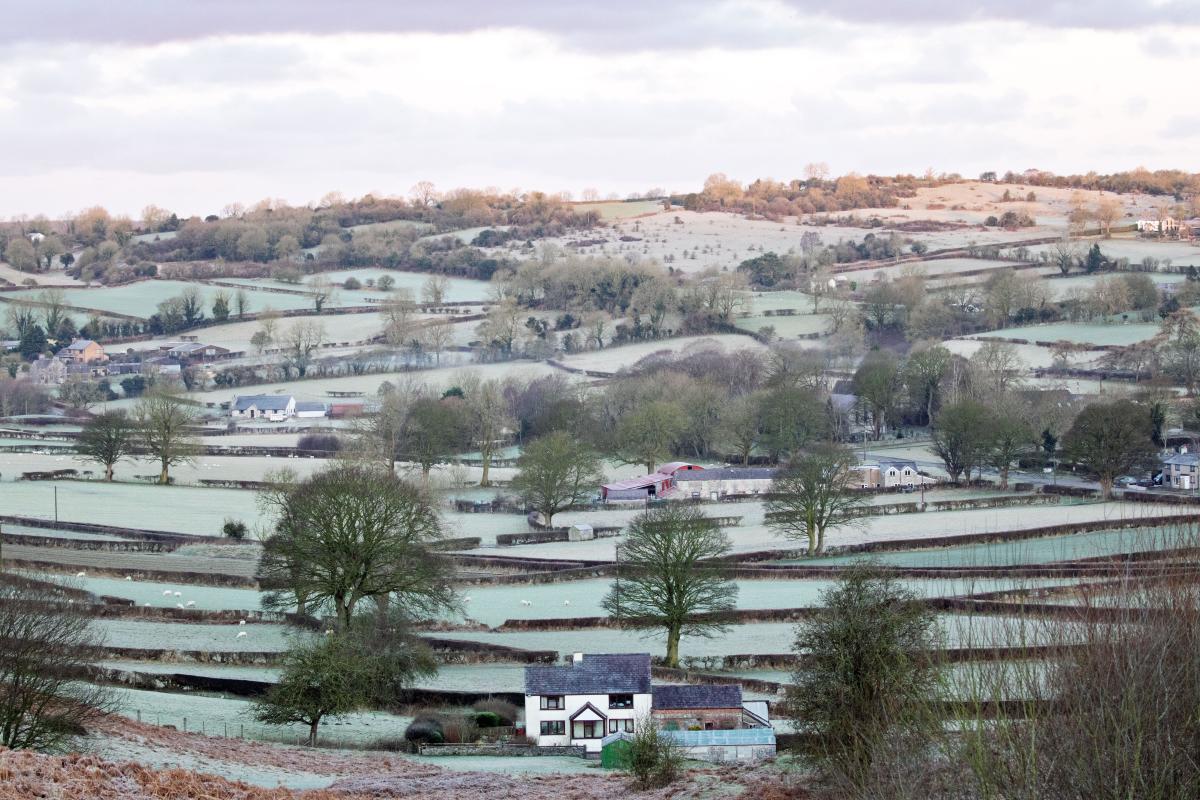 Maps show UK snow and ice warnings this weekend as temperatures drop to -8C