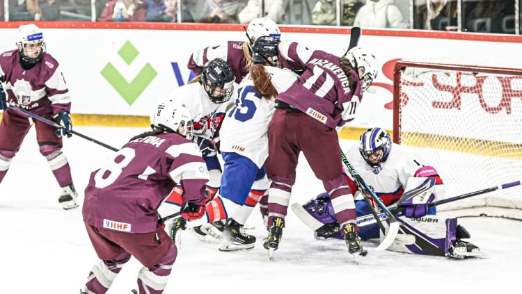Latvijas U18 sieviešu izlase izšķirošajā cīņā divreiz izlaiž vadību un netiek augstāk – Hokejs – Sportacentrs.com