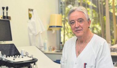 Ramírez posa en la consulta número 5 del centro de salud de Santa Ponça, del que es coordinador.