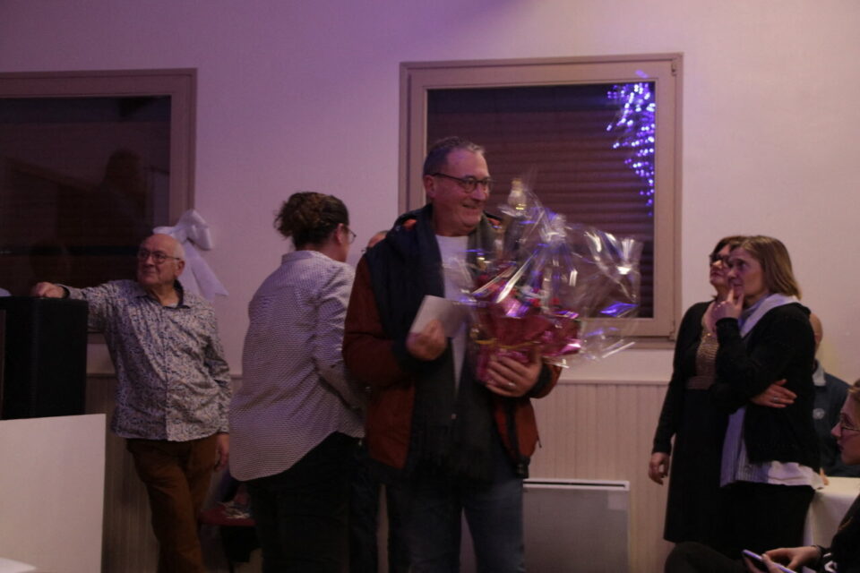 Francis Gourdain a reçu le 1er prix du concours des maisons fleuries.