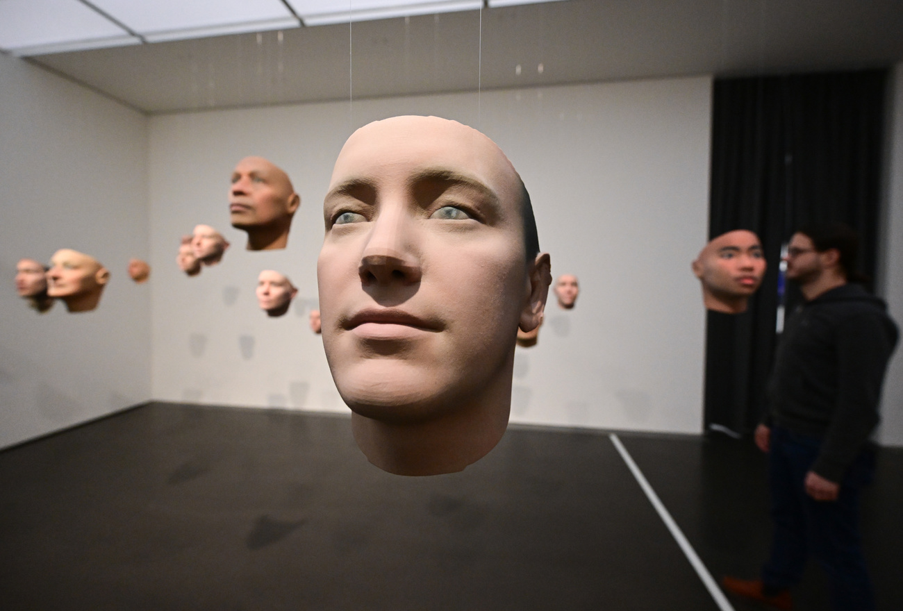 Kunst-Installation mit Gesichtern im Raum