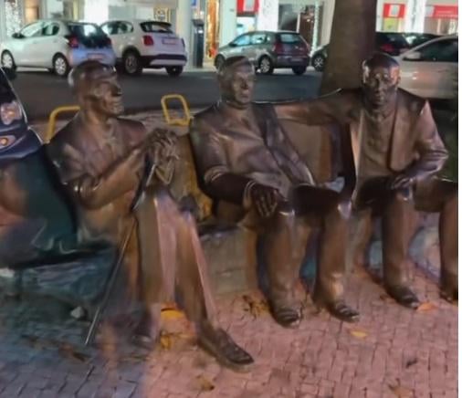 De quem são as 3 estátuas sentadas em um banco de praça perto do monumento a Lucian Blaga? (perto do Hotel Vila Galé Estoril)