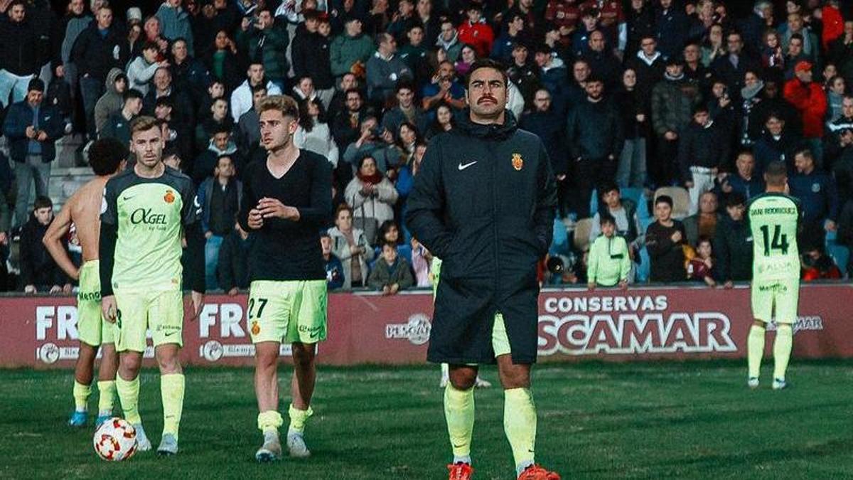 Los futbolistas del Mallorca, con rostro serio tras caer eliminados en Pontevedra.