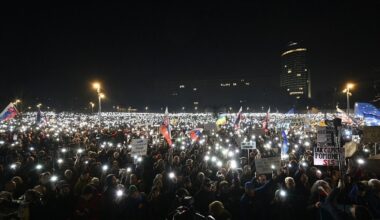Slovaquie : des dizaines de milliers de manifestants défient Robert Fico