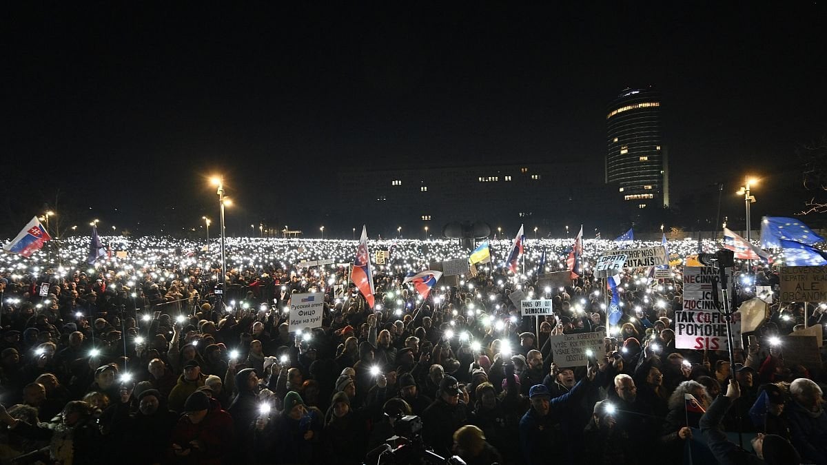 Slovaquie : des dizaines de milliers de manifestants défient Robert Fico