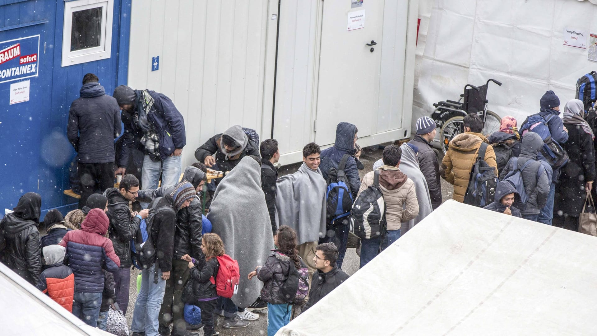 Flüchtlinge drängen sich vor eine Unterkunft (Archivbild): In Österreich müssen sie gemeinnützige Arbeit verrichten. Flüchtlinge drängen sich vor eine Unterkunft (Archivbild): In Österreich müssen sie gemeinnützige Arbeit verrichten.