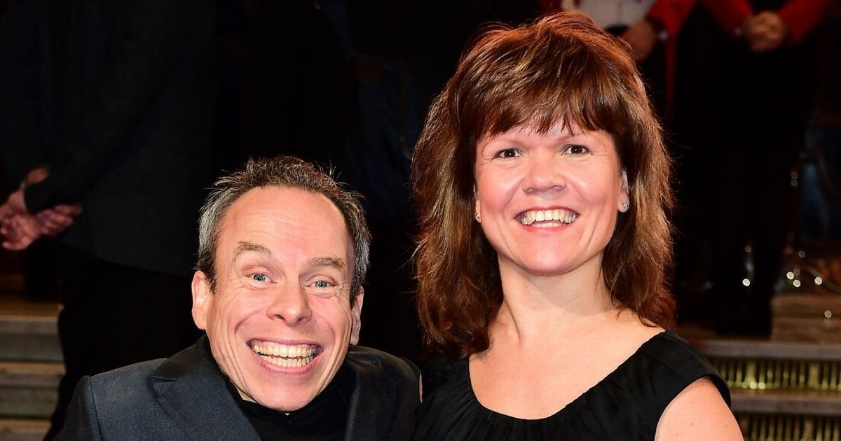 Warwick Davis 'sues hospital for medical negligence' after tragic death of wife