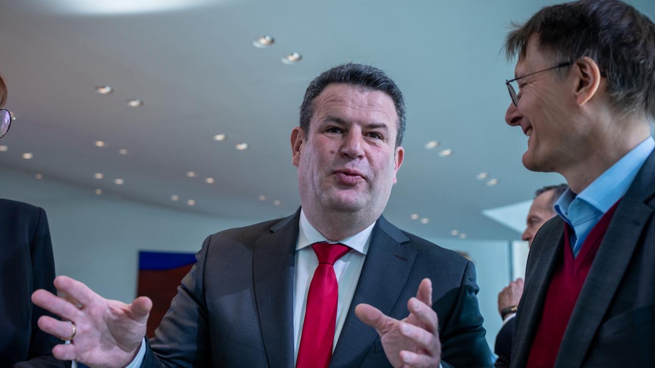 SPD-Minister Heil und Lauterbach kritisieren Karenztag-Debatte