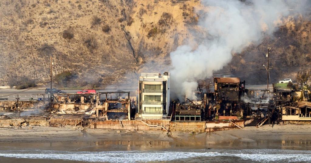 Les incendies de Los Angeles toujours indomptés, au moins dix morts - rts.ch