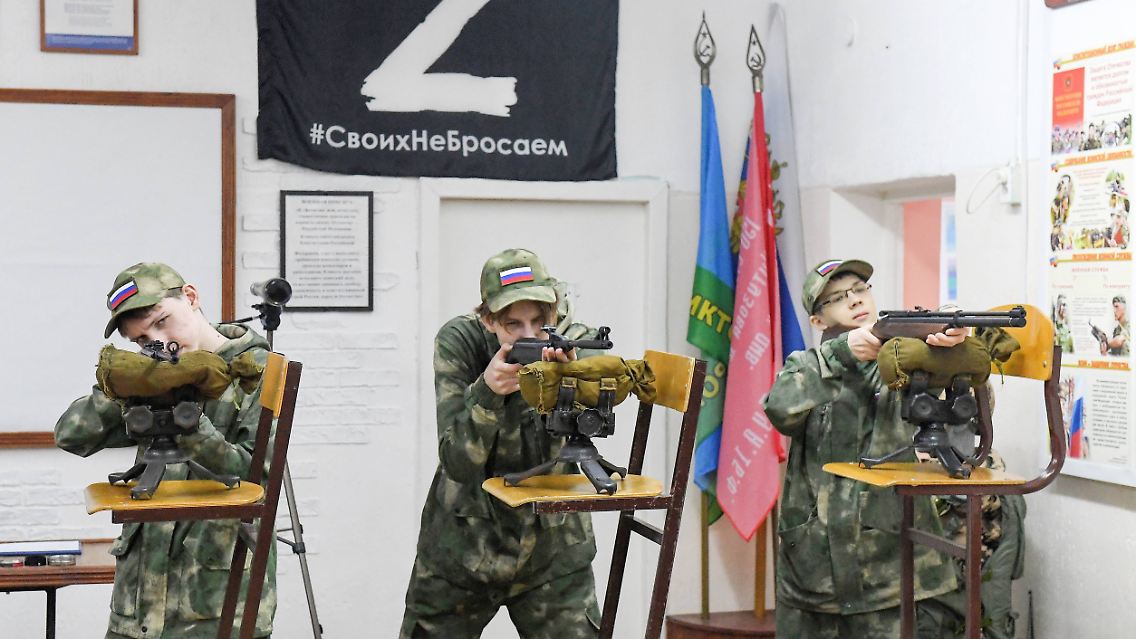 "Basis-Training" für Schulkinder in der Yuri Gagarin Schule von Divnogorsk in Russland