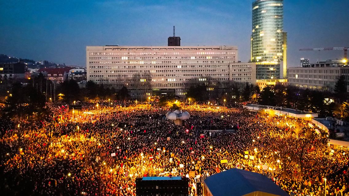 Unter dem Motto "Die Slowakei ist Europa, genug von Russland" protestierten gestern Zehntausende in Bratislava gegen die Regierung.