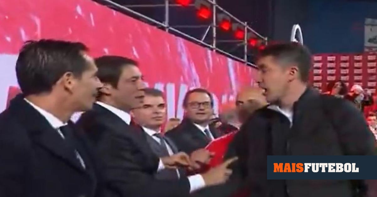 VÍDEO: Bruno Lage recebe medalha, mas tem momento tenso com Rui Costa