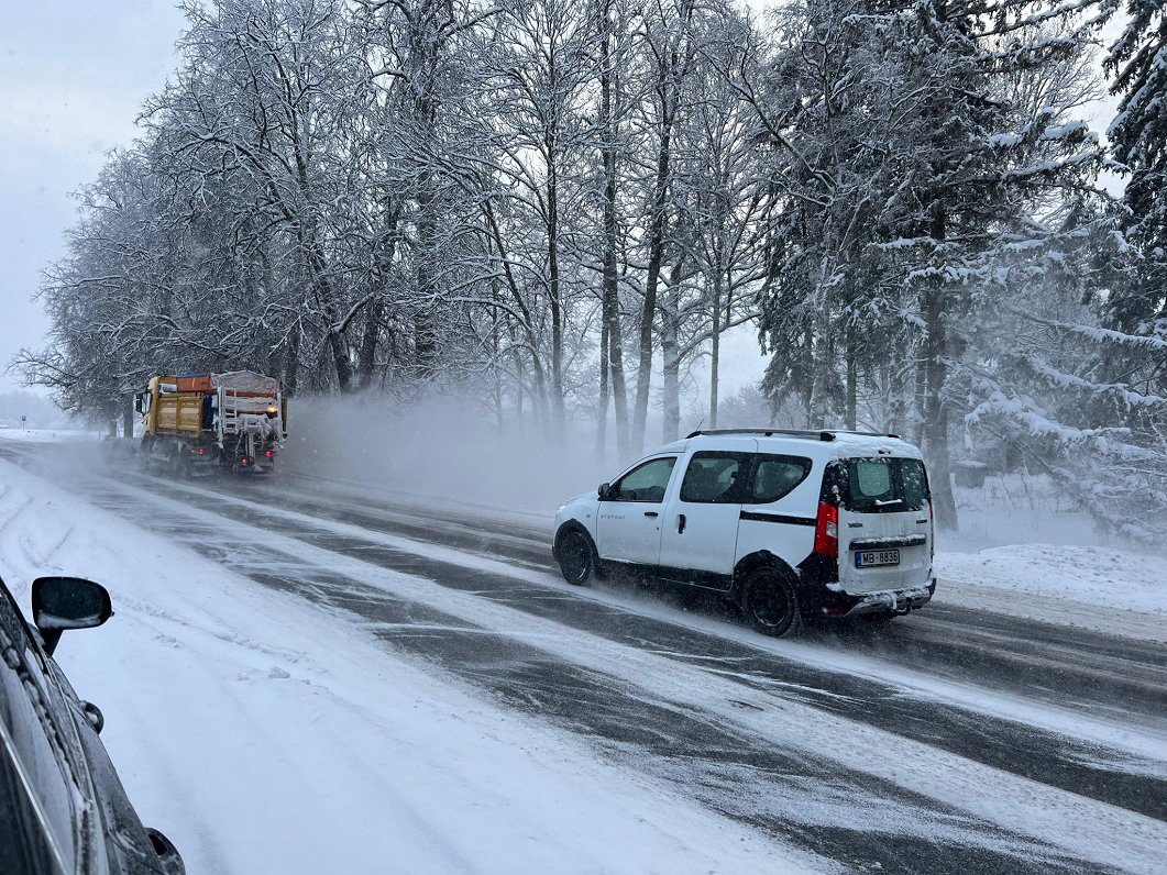 Snow and ice on roads throughout Latvia Friday morning / Article