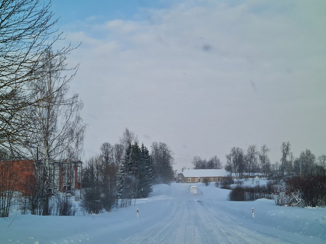 Snowy and icy roads across Latvia Monday morning / Article