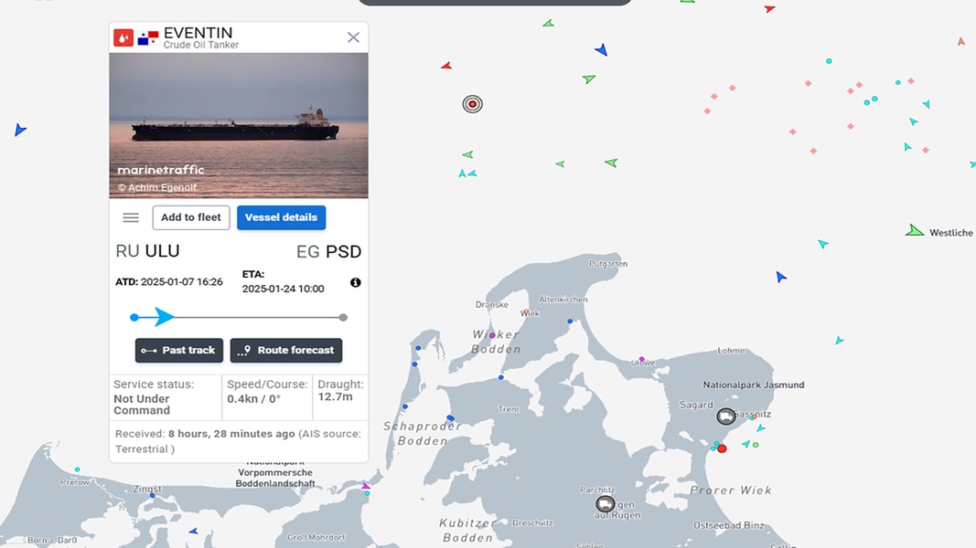 Mit 99.000 Tonnen Öl: Manövrierunfähiger Schattenflotte-Tanker treibt vor Rügen | NDR.de - Nachrichten
