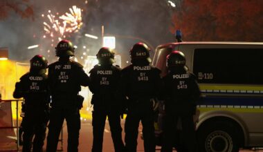 Polizist notoperiert, Bombenexplosionen, 400 Festnahmen – Berlins Jahreswechsel-Bilanz