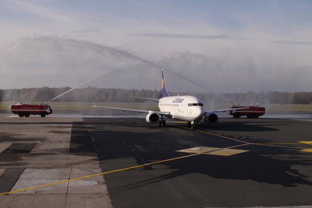 Lufthansa 20 year anniversary flight arrives in Rīga, 2011
