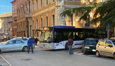 "Piazza Italia non è una rotatoria". Sosta selvaggia e bus incastrati ’Torni un’area dedicata ai pedoni’