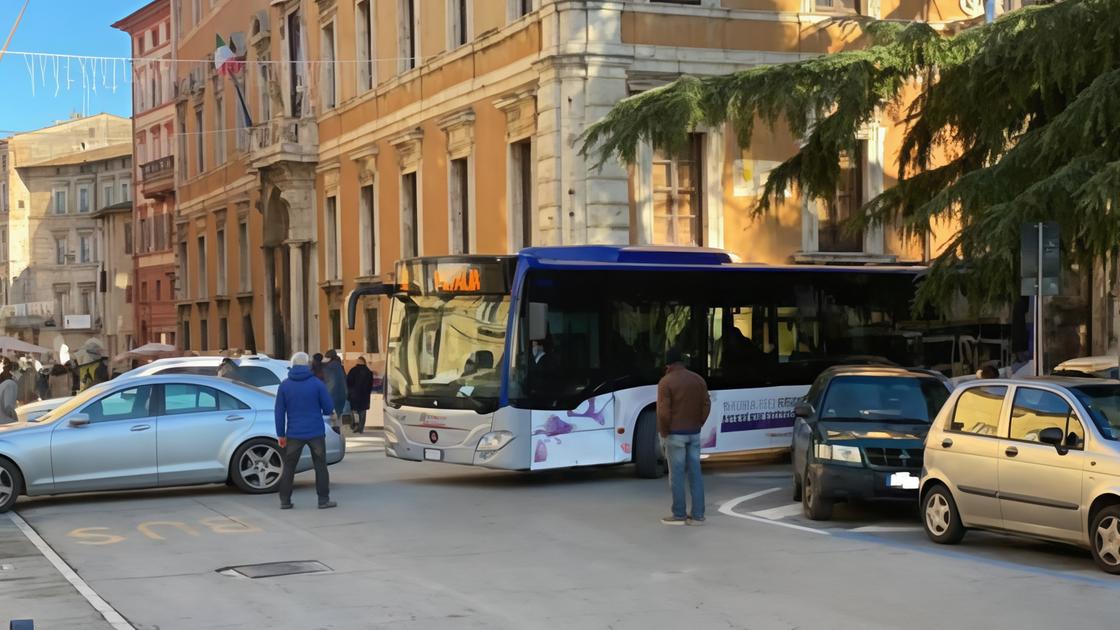 "Piazza Italia non è una rotatoria". Sosta selvaggia e bus incastrati ’Torni un’area dedicata ai pedoni’