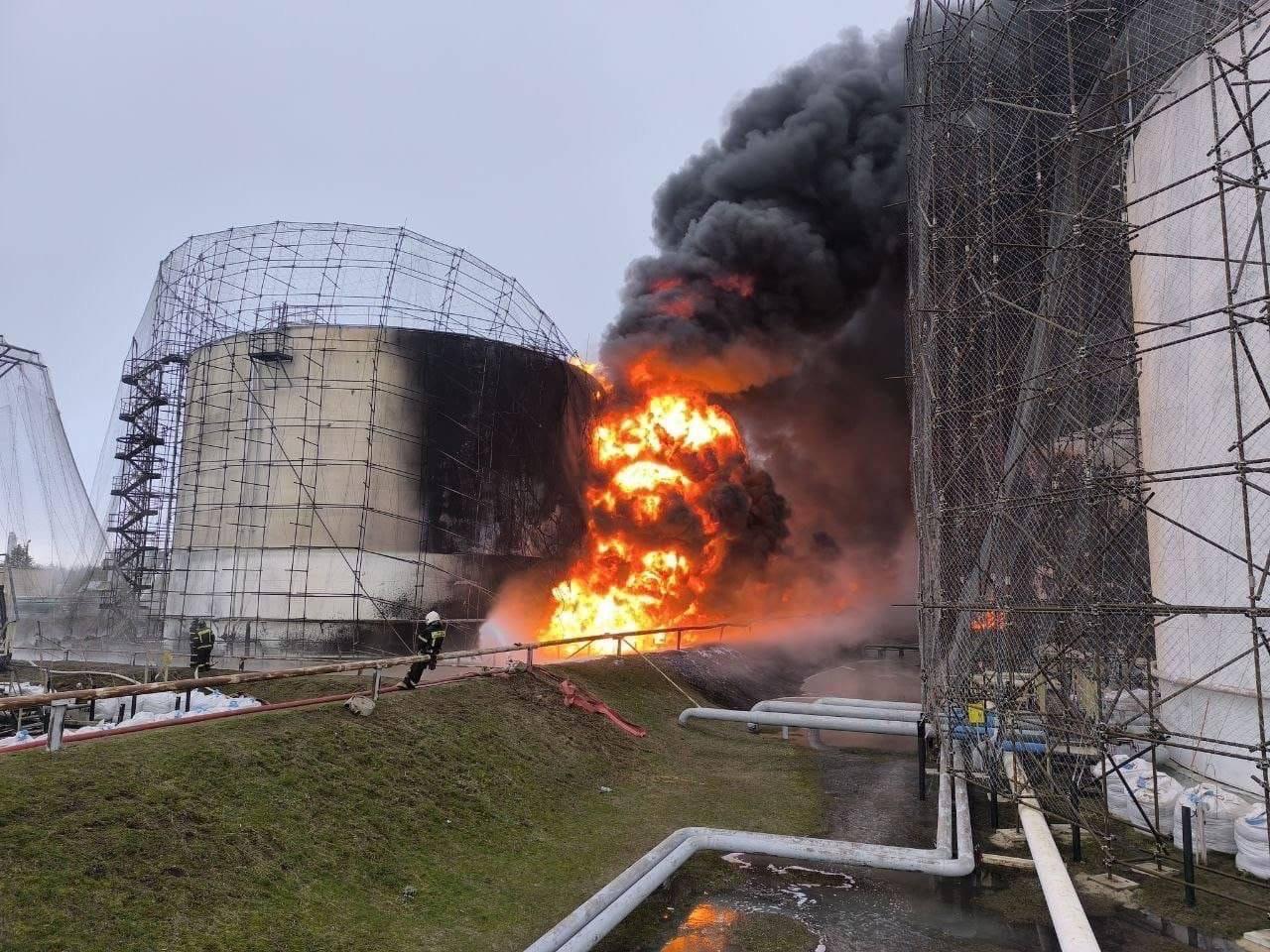 Mesh security cages still don't help Russians to protect their oil tanks from Ukrainian drones