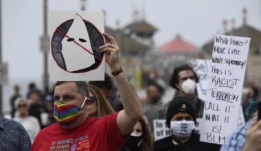« Déportez-vous » : le Ku Klux Klan sort de l’ombre aux États-Unis et distribue des tracts racistes
