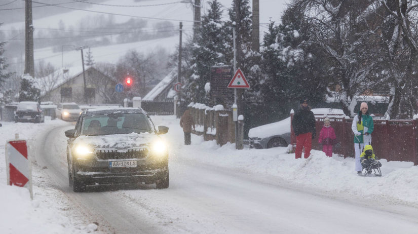 Sever Slovenska zasypal sneh, v Tatranskej Javorine vyhlásili mimoriadnu situáciu - Domáce - Správy