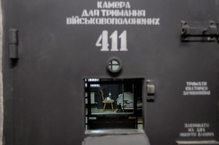 Photographie qui montrerait un soldat nord-coréen dans une cellule ukrainienne, transmise par les services de Kiev