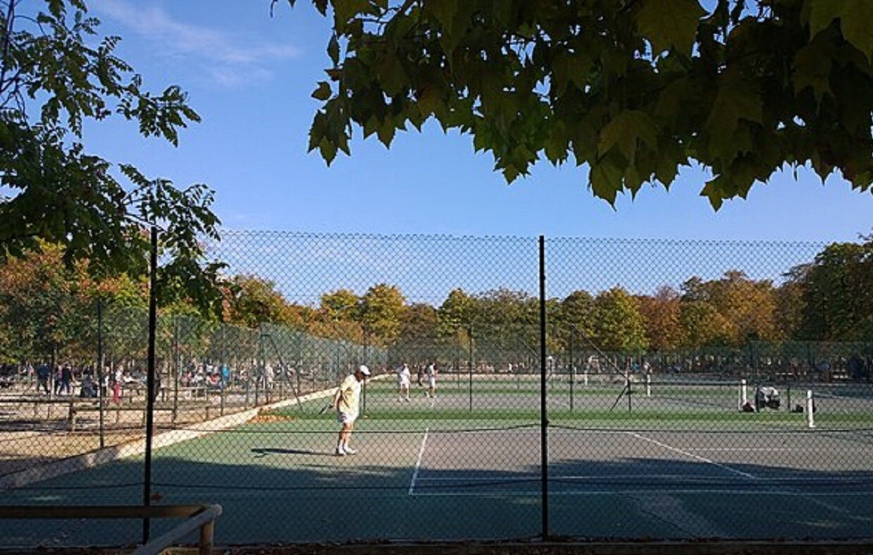 près du Sénat, les splendides courts de tennis du jardin de Luxembourg bientôt à nouveau accessibles ?