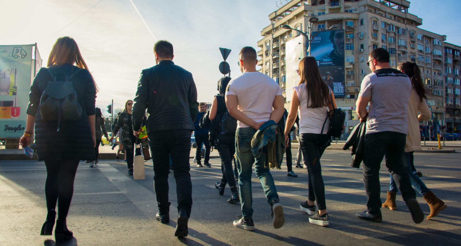 Câți dintre tinerii din România s-ar muta într-o altă ţară?