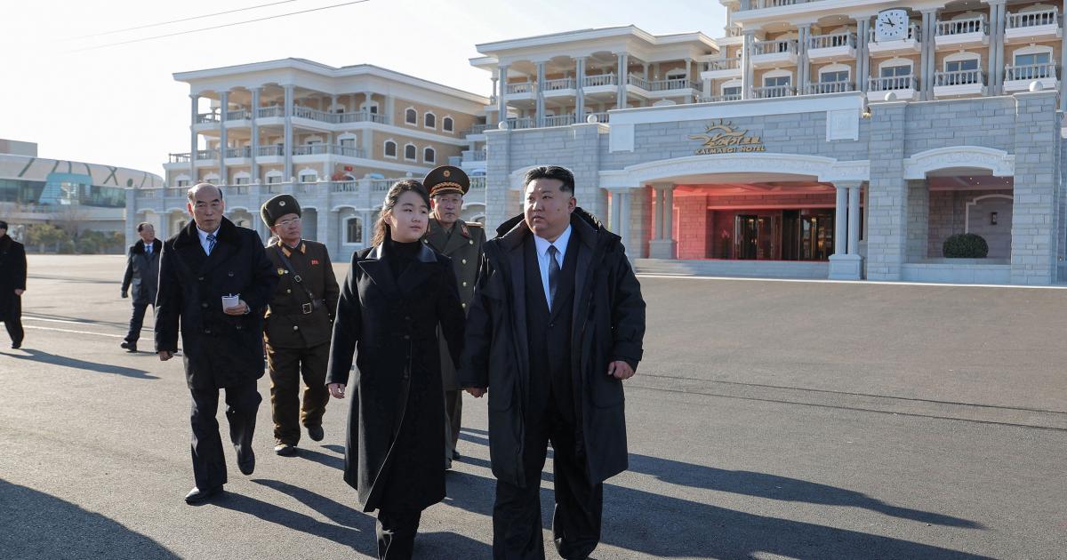 Kim Jong-un, filmat când promovează o stațiune de 5 stele din țară. Campania de PR, un mister