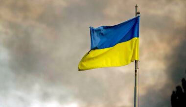 Die ukrainische Flagge ist vor dem Rauch eines Feuers zu sehen, nach russischen Angriffen auf Kiew. © ZUMA Press Wire/dpa Foto: Andreas Stroh
