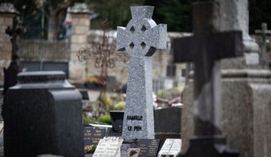La tombe de Jean-Marie Le Pen vandalisée, "à la masse" : le cimetière de La Trinité-sur-Mer fermé au public