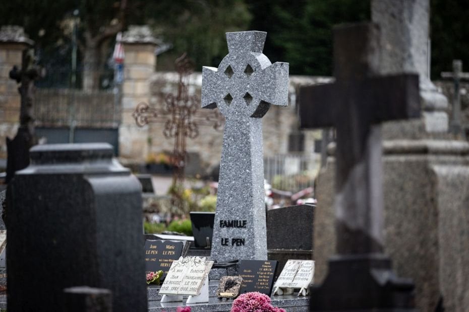 La tombe de Jean-Marie Le Pen vandalisée, "à la masse" : le cimetière de La Trinité-sur-Mer fermé au public