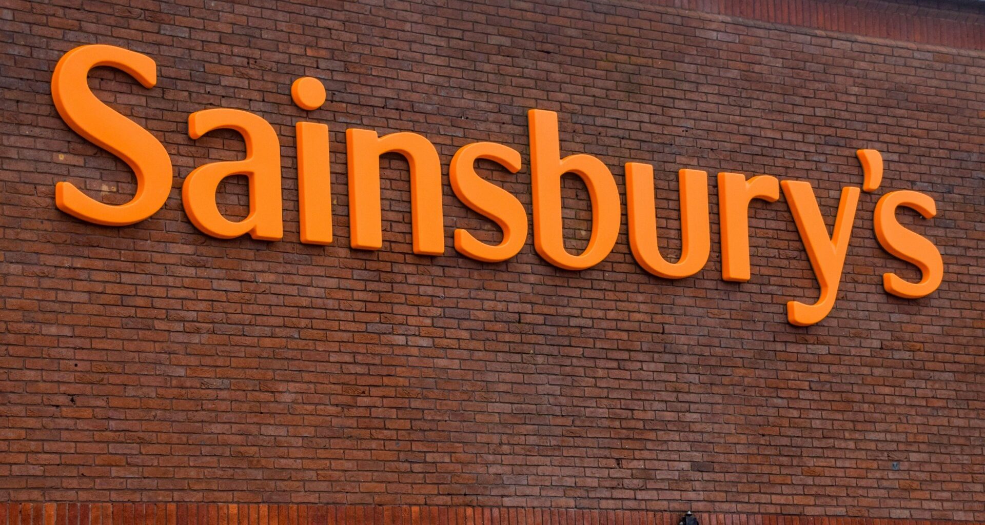Sainsbury's rival offering jobs to workers as supermarket chain set to axe 3,000 staff