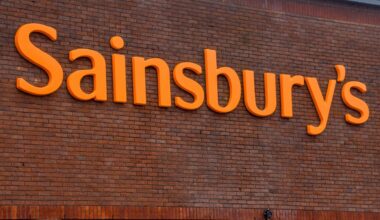 Sainsbury's rival offering jobs to workers as supermarket chain set to axe 3,000 staff