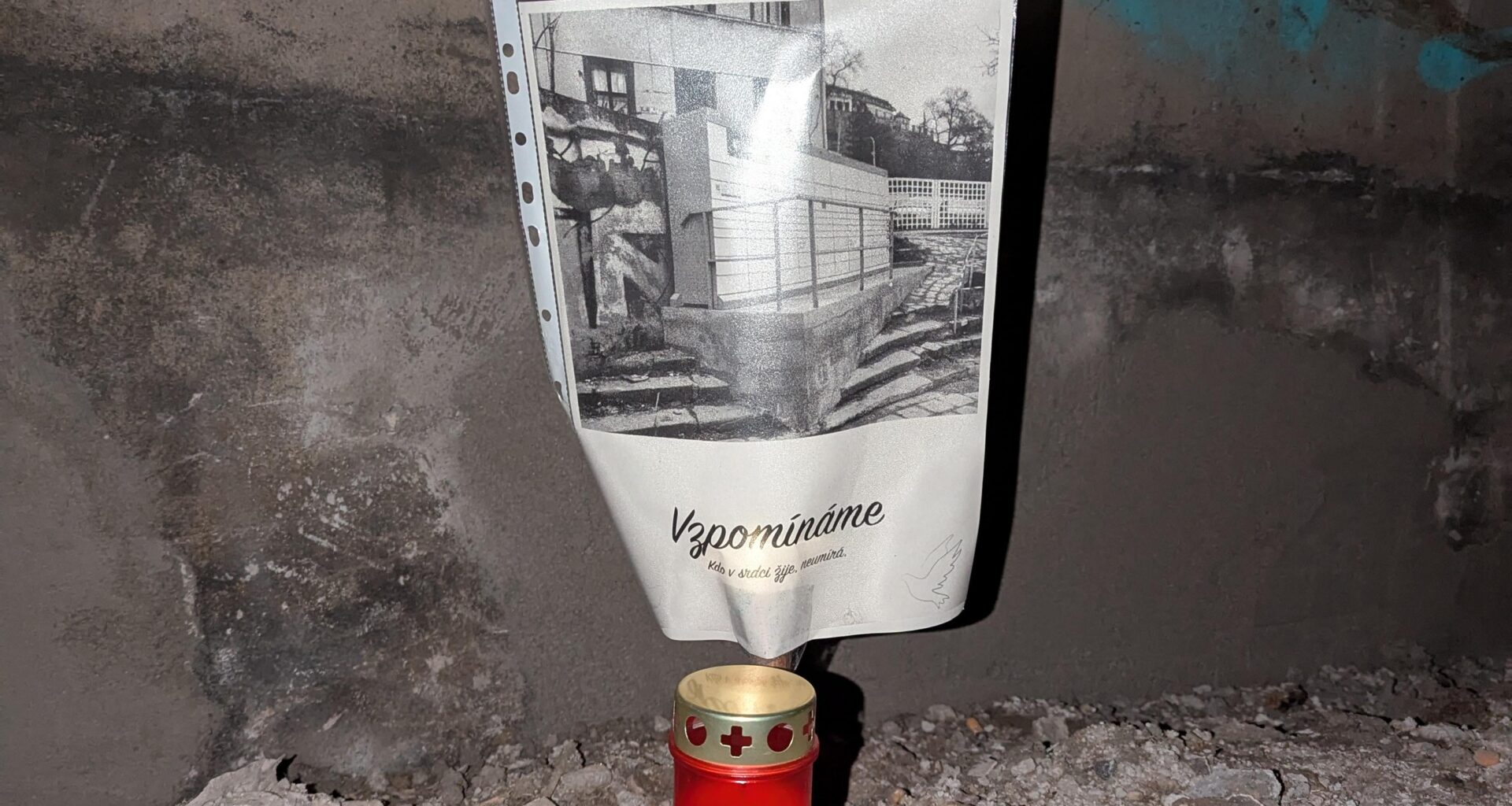 Vzpomínka na místě doručovacího boxu v Brně