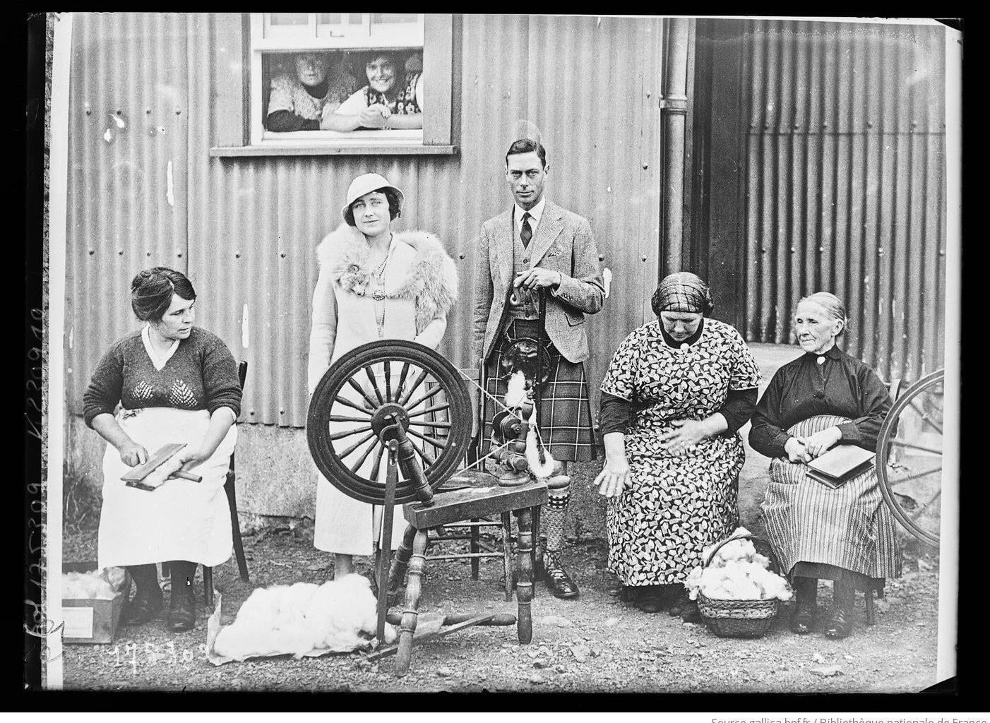Duc et duchesse d'York à l'Ile de Skye parmi des femmes cardant et filant la laine. 1933. Auteur  :  Central News (Agence photographique). Source  :  Bibliothèque nationale de France, département Est.
