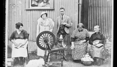 Duc et duchesse d'York à l'Ile de Skye parmi des femmes cardant et filant la laine. 1933. Auteur  :  Central News (Agence photographique). Source  :  Bibliothèque nationale de France, département Est.