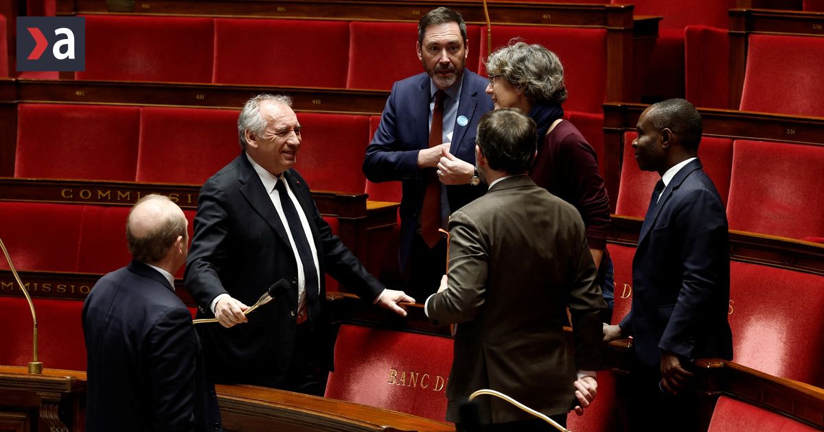 Francúzska vláda prežila hlasovanie o dôvere