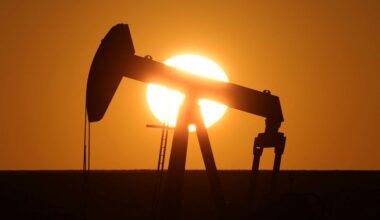 Oil falls as potential Ukraine peace deal may ease supply disruptions
