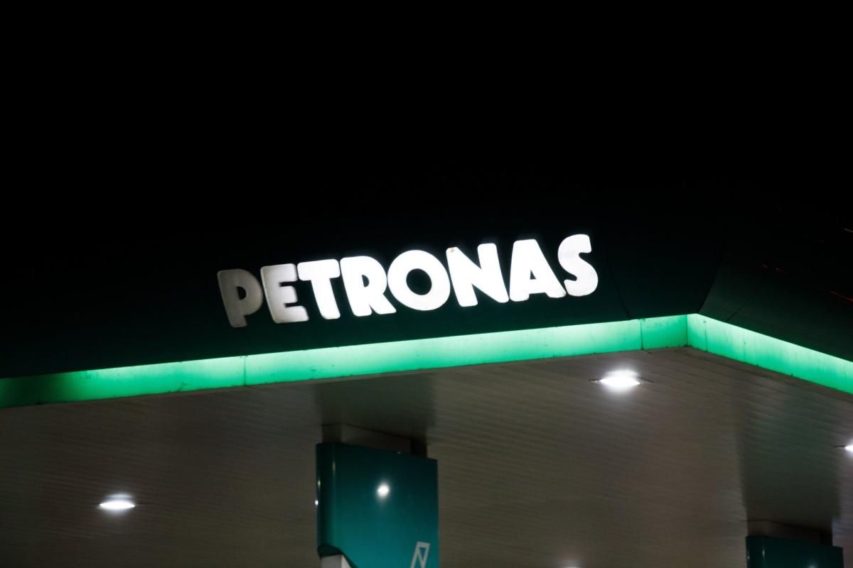 Petronas Mulls Over $1 Billion Loan for Malaysian LNG Project