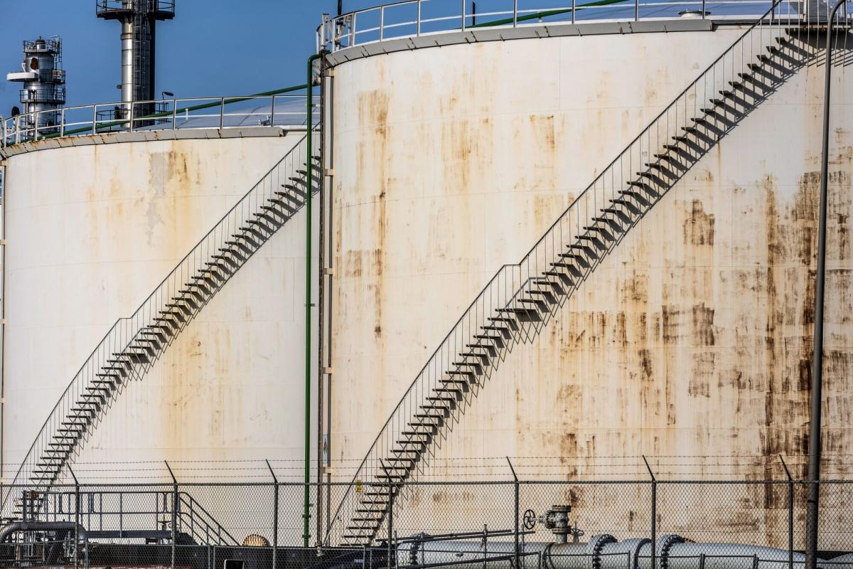 Oil Holds Advance With OPEC+ Possibly Delaying Supply Increase